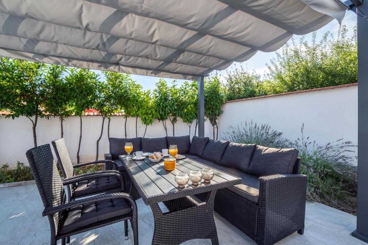 Vacation Villa Matic With 7 Bedrooms Sinj Buitenkant foto