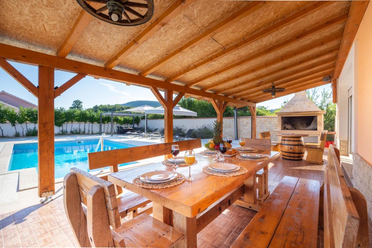 Vacation Villa Matic With 7 Bedrooms Sinj Buitenkant foto
