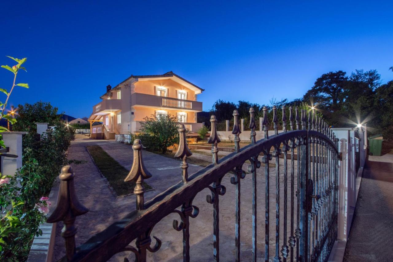 Vacation Villa Matic With 7 Bedrooms Sinj Buitenkant foto