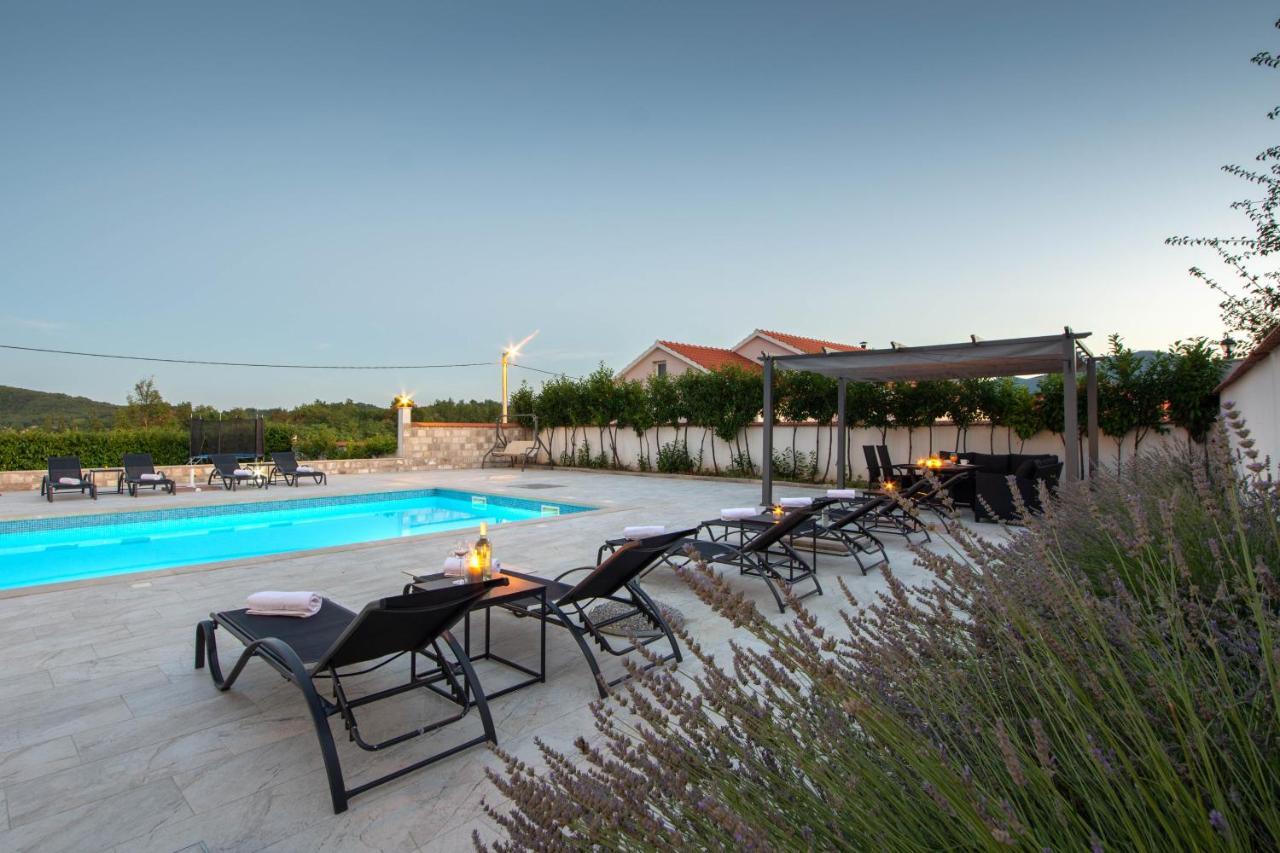 Vacation Villa Matic With 7 Bedrooms Sinj Buitenkant foto