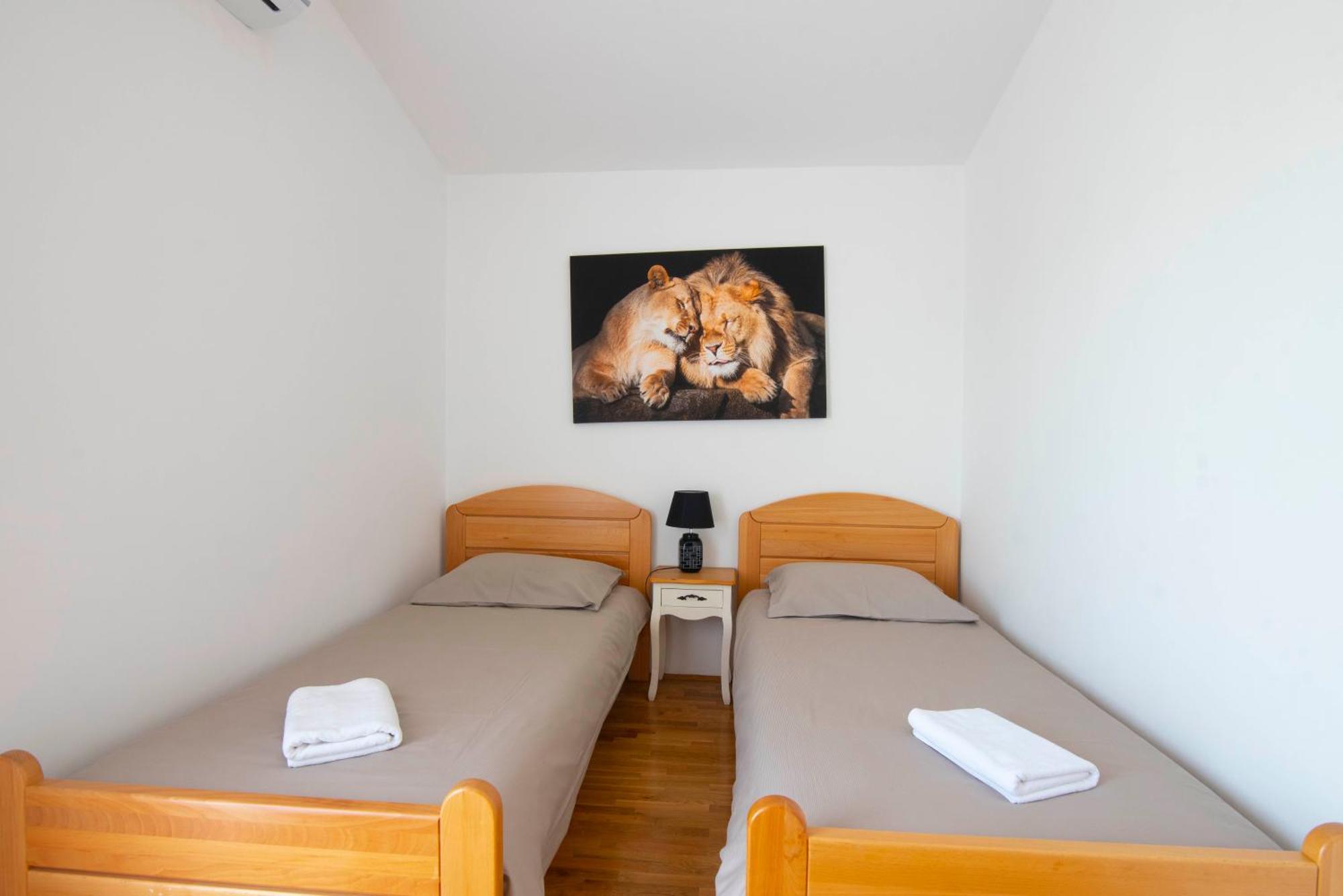 Vacation Villa Matic With 7 Bedrooms Sinj Buitenkant foto