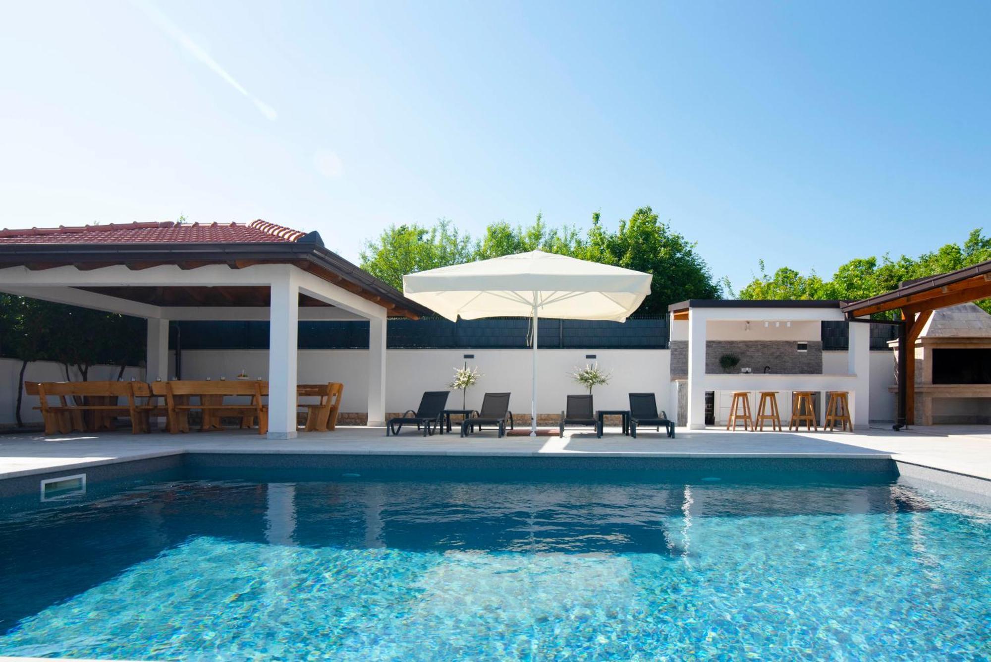 Vacation Villa Matic With 7 Bedrooms Sinj Buitenkant foto