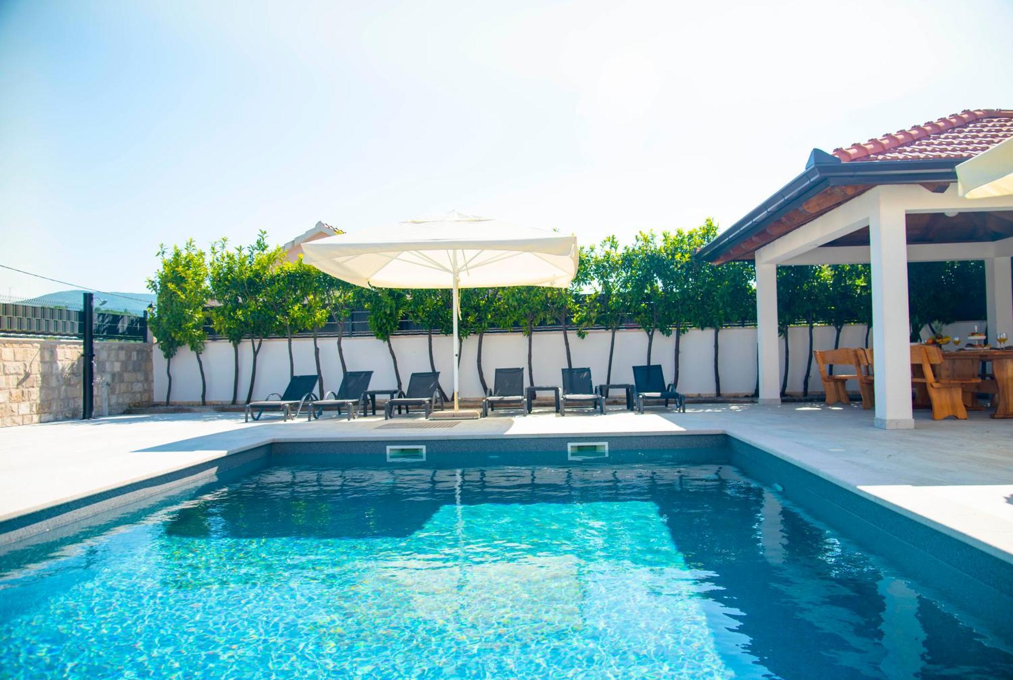 Vacation Villa Matic With 7 Bedrooms Sinj Buitenkant foto