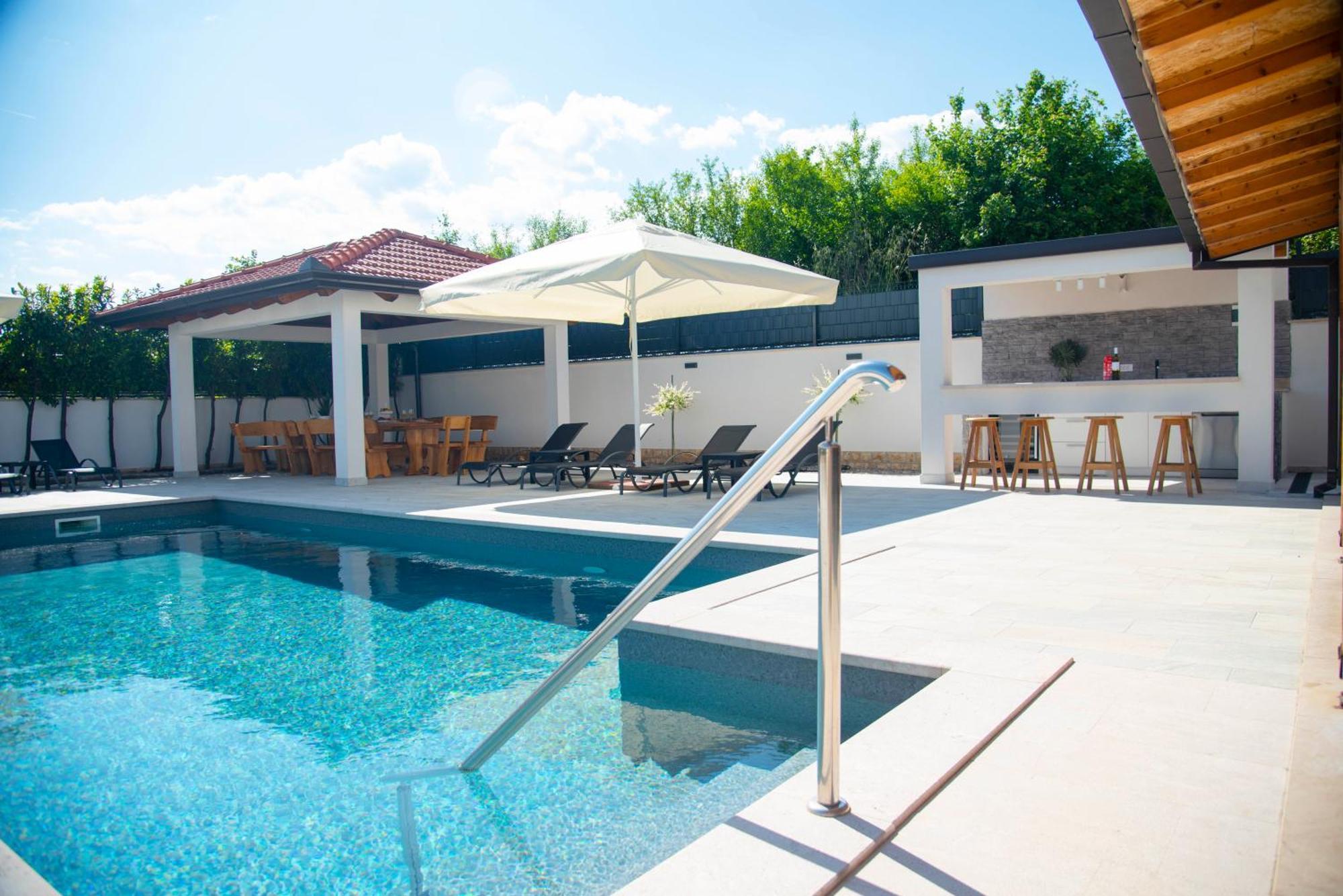 Vacation Villa Matic With 7 Bedrooms Sinj Buitenkant foto