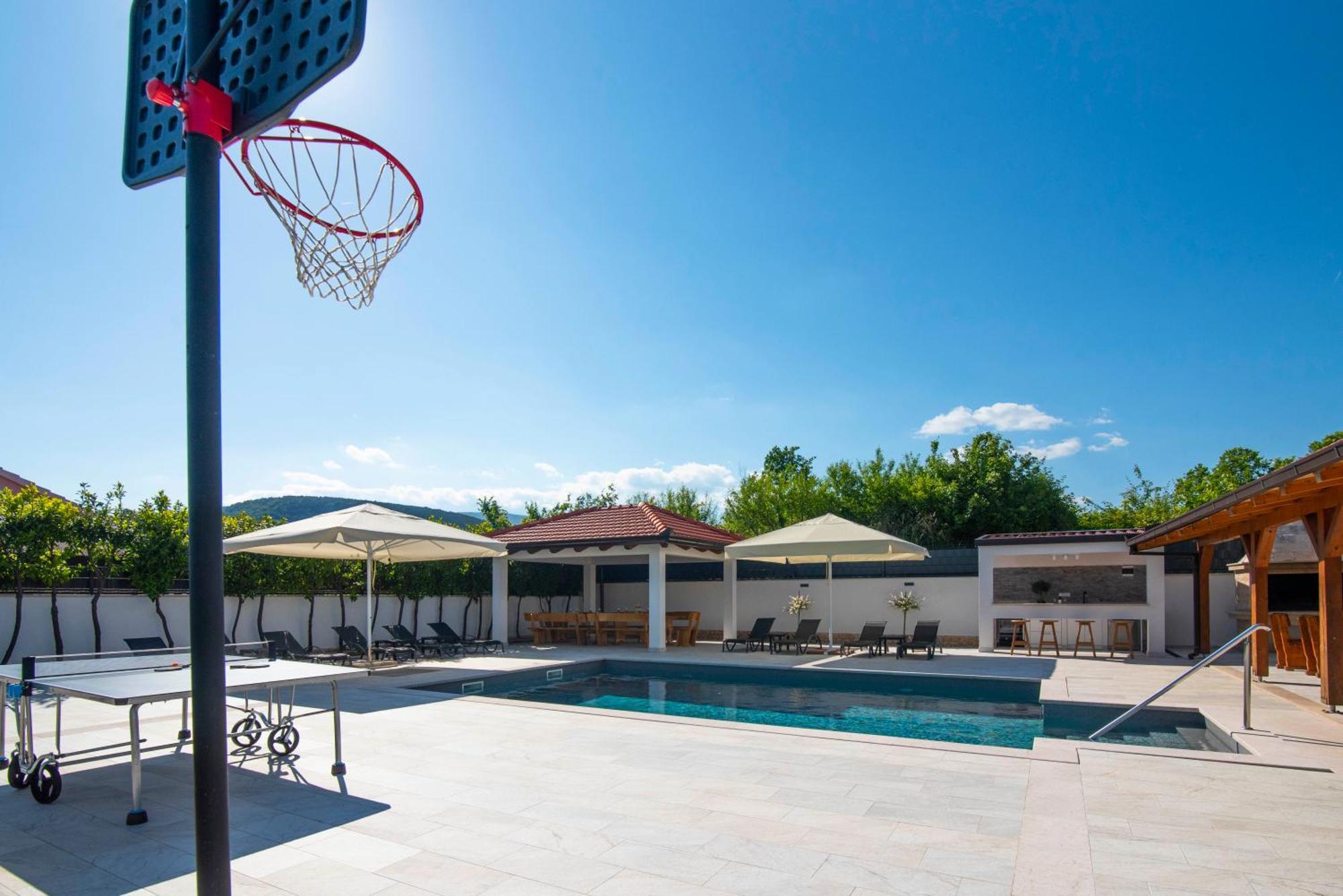 Vacation Villa Matic With 7 Bedrooms Sinj Buitenkant foto