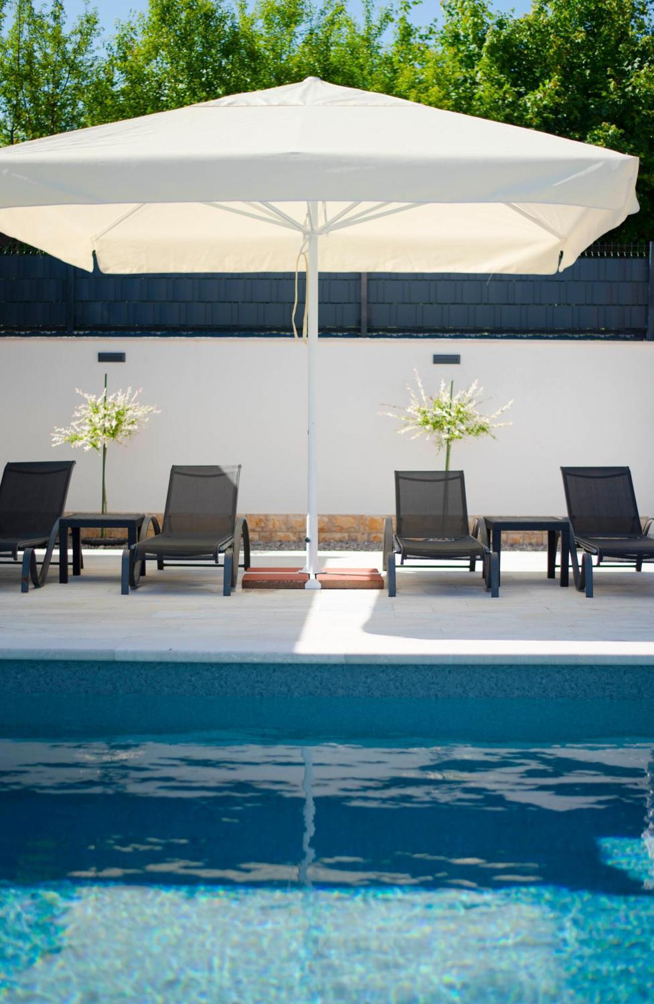 Vacation Villa Matic With 7 Bedrooms Sinj Buitenkant foto